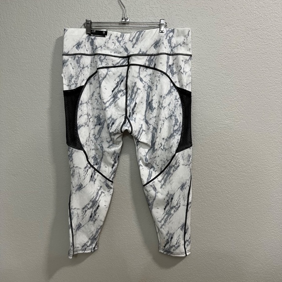 NWT JGX Plus Hi Rise Compression Capris - Picture 4 of 8